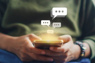 Kadın el yazarak, smartphone kullanarak sohbet sohbet sohbet kutusu simgeleri açılır. Sosyal medya pazarlama kavramı.