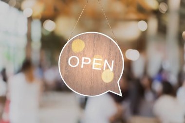Kafe ya da restoranın girişinde 