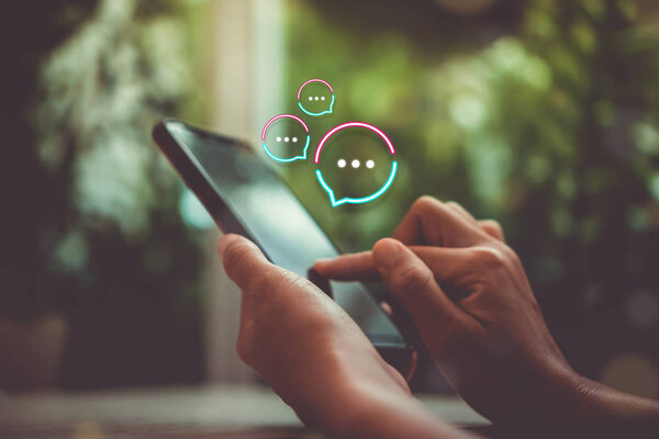 Женщины руки с помощью смартфона набрав, болтая разговор в чате окна иконки всплывают. Технология создания социальных сетей
.