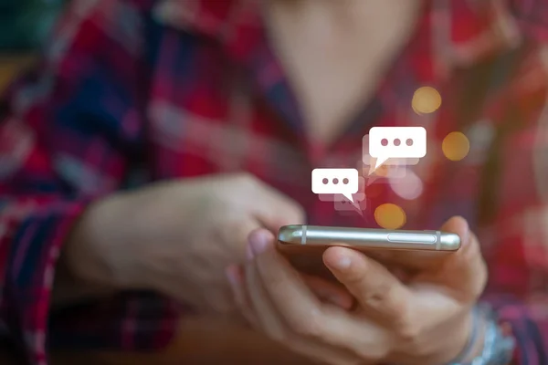 Mulheres mão usando a digitação smartphone, conversando conversa em ícones de caixa de bate-papo pop-up. Conceito de maketing de mídia social . — Fotografia de Stock