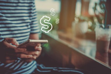Kadın, dolar simgesi ile internet üzerinden para kazanmak için alet cep telefonu kullanıyor. Akıllı telefondan iş teknolojisi..