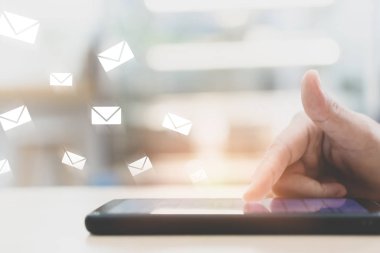 Umumi alanda bir tane yeni uyarı simgesi beliren akıllı telefon kullanan bir kadın. İletişim iş teknolojisi.