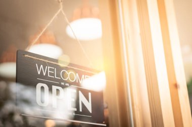 Gün doğumu ve bokeh ile kahve dükkanında açık tabela stili.