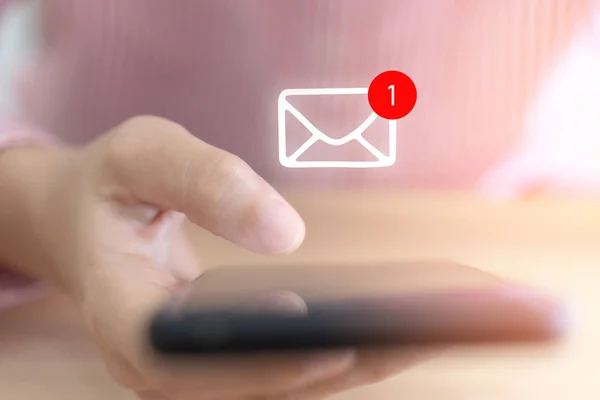 Umumi alanda bir tane yeni uyarı simgesi beliren akıllı telefon kullanan bir kadın. İletişim iş teknolojisi.