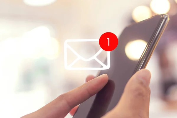 Umumi alanda bir tane yeni uyarı simgesi beliren akıllı telefon kullanan bir kadın. İletişim iş teknolojisi.