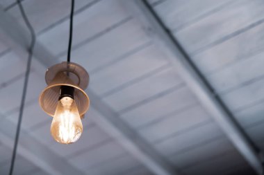 Tavana asılmış antika dizayn lambası..