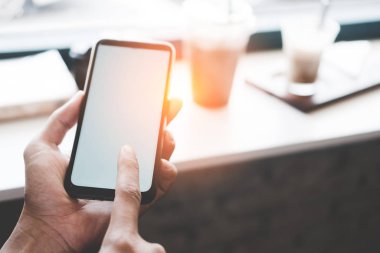 Kadın el telefonu ile iş, sosyal ağ, beyaz ekranla iletişim kuruyor..