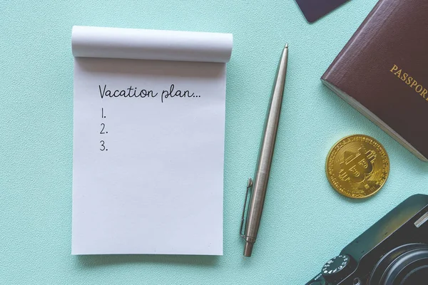 Leerraum eines weißen Notizbuchs von oben mit Reisezubehör wie Reisepass, Kamera, Kreditkarte und Wand als Bilderrahmen aufschreiben. — Stockfoto