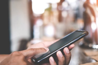 Kadın el telefonu ile iş, sosyal ağ, beyaz ekranla iletişim kuruyor..