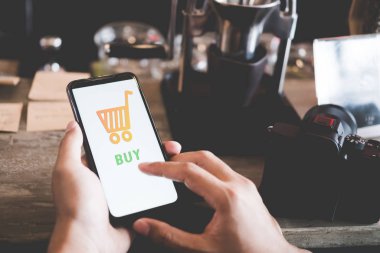 Akıllı telefon kullanan kadınlar online iş yapıyor ya da siyah cuma günü alışveriş yapıyor. Kamu alanlarında dolar simgeleri beliriyor..