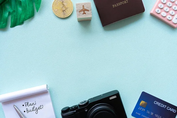 Ansicht des leeren Raums mit Reiseutensilien wie Reisepass, Kamera, Kreditkarte und Wand als Bilderrahmen. — Stockfoto
