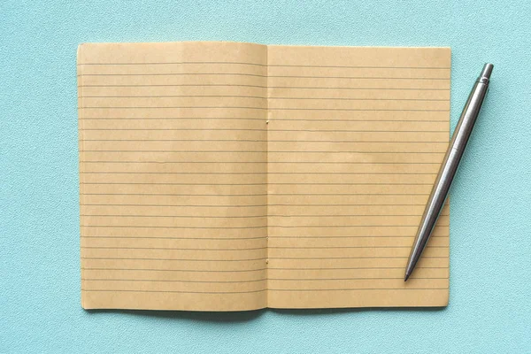 Vista dall'alto chiuso di notebook giallo con texture linea e penna . — Foto Stock