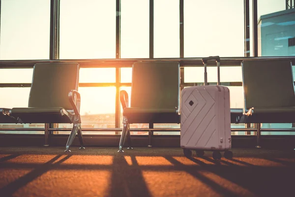 Reisbagage op de wachtruimte op de luchthaven. teken van reisvrijheid. — Stockfoto