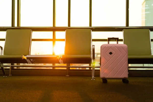 Reisegepäck im Wartebereich des Flughafens. Zeichen der Reisefreiheit. — Stockfoto