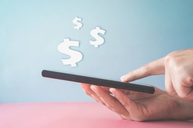 Kadın, internet üzerinden dolar simgesiyle para kazanmak için akıllı telefon kullanıyor. Akıllı telefonda ticari fintech teknolojisi.