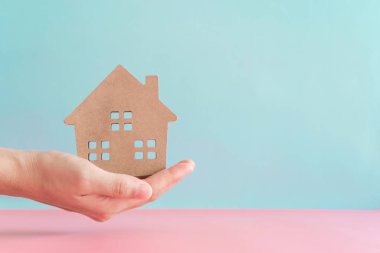 Pastel renkli oda arka planında ev ya da ev modeli. Yatırım zengin özgürlük hayatı.