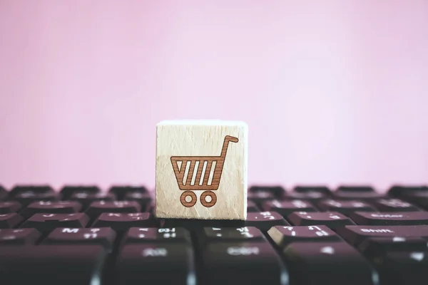 Lezárt bevásárlókocsi ikon fa kockán a számítógép billentyűzetén. Online vásárlás üzleti technológia. — Stock Fotó