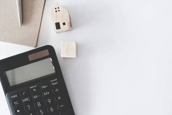 Bovenaanzicht van blanco witte copyspace met calculator, klein home model, creditcard en pen als frame achtergrond. Investeren lening plan van geld situatie levensstijl concept. — Stockfoto