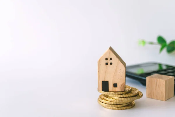 Mini modèle de maison sur pièce d'or avec fond blanc imitation propre. Entreprises investir l'épargne immobilière . — Photo