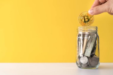 El altından Bitcoin kavanoz dolusu para ve banknot kripto para dijital fintech online ağ ile yatırım tasarrufu anlamına gelir.