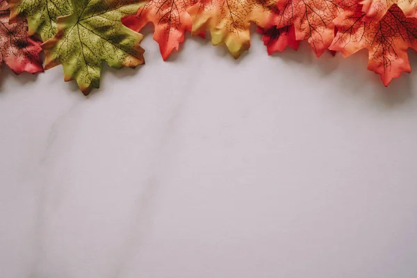 Vista superior de la hoja de arce de otoño sobre fondo abstracto de textura de mármol blanco . — Foto de Stock