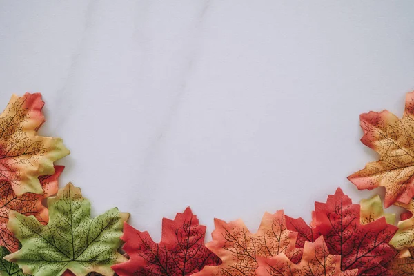 Vista superior de la hoja de arce de otoño sobre fondo abstracto de textura de mármol blanco . — Foto de Stock
