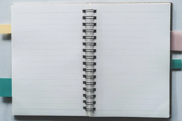 Vista dall'alto dello spazio bianco notebook e penna con foglia tropicale come cornice . — Foto Stock