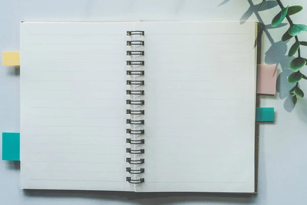 Weißes Notizbuch und Kugelschreiber mit tropischem Blatt als Rahmen. — Stockfoto
