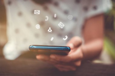 İletişim fintech işareti simgesi ve bağlantı ekranı smartphone bulanıklık cafe kahvehane arka plan ile. Mali iş teknoloji özgürlük rüya yaşam internet özgürlük hayat kavramı kullanma.