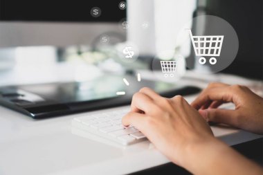 Akıllı telefon kullanan kadınlar online iş yapıyor ya da siyah cuma günü alışveriş yapıyorlar. Kamu alanlarında dolar simgeleri beliriyor. Sosyal medya oluşturma kavramı.