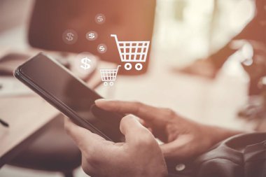 Akıllı telefon kullanan kadınlar online iş yapıyor ya da siyah cuma günü alışveriş yapıyorlar. Kamu alanlarında dolar simgeleri beliriyor. Sosyal medya oluşturma kavramı.