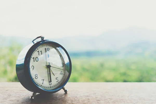 Selectieve Focus Van Wekker Tafel Met Natuur Bokeh Bergachtergrond Tijd — Stockfoto