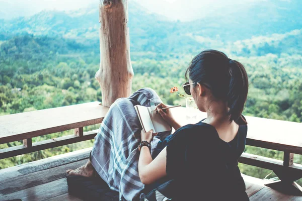 Femme Écrit Dans Petit Carnet Notes Blanc Pour Prendre Plan — Photo