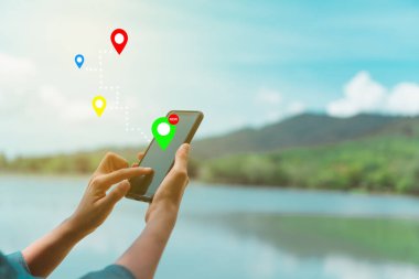 İnsanlar internet ve tatil için GPS uygulamaları ile seyahat etmek için haritayı kontrol etmek için akıllı telefonu kullanıyor.