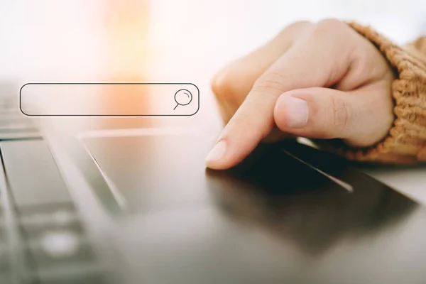 Arama kutusu simgesi ve kopyalama alanı olan internet çevrimiçi toplum web sitesinde bilgi arayanlar el bilgisayarı veya bilgisayar kullanıyorlar.