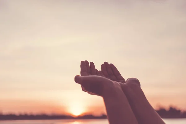 Vrouw Handen Plaats Samen Als Bidden Voorkant Van Natuur Wazig — Stockfoto