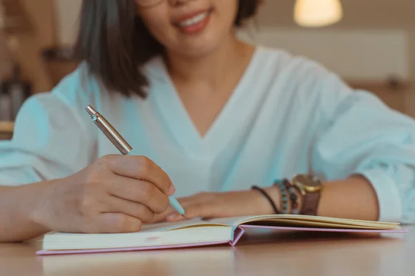 Femme Écriture Main Dans Petit Carnet Notes Blanc Pour Prendre — Photo