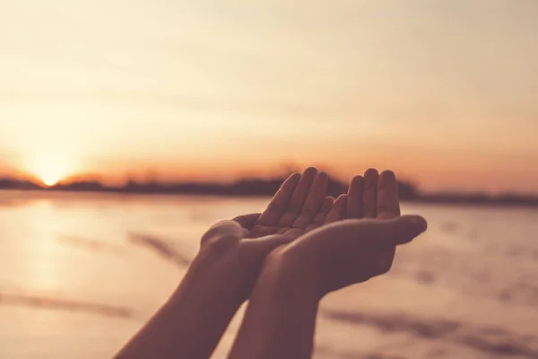 Vrouw Handen Plaats Samen Als Bidden Voorkant Van Natuur Wazig — Stockfoto