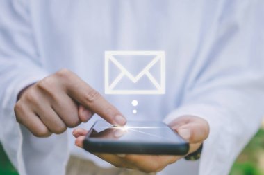 Umumi alanda bir tane yeni uyarı simgesi beliren akıllı telefon kullanan bir kadın. İletişim iş teknolojisi kavramı.
