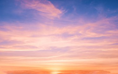 Yazın alacakaranlık gökyüzünü ve bulutu güneş ışığıyla kopyala.