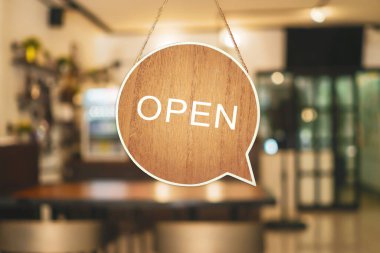 Kafe ya da restoranın girişinde 
