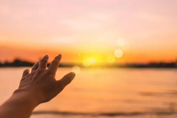 Vrouw Hand Reiken Naar Hemel Als Bidden Voorkant Van Lucht — Stockfoto