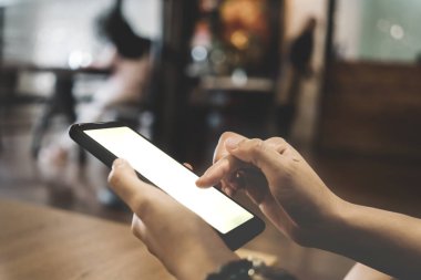 Kadın, iş, sosyal ağ, kafe iş alanında iletişim kurmak için akıllı telefonu kullanıyor.