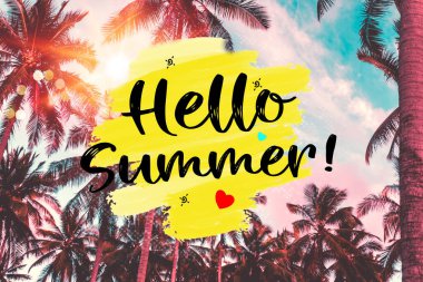 Merhaba yaz qoute bulanık plajda ve tropikal hindistan cevizi palmiyesi yazı stili soyut bulanık arka plan. Tatil tatili kavramı.