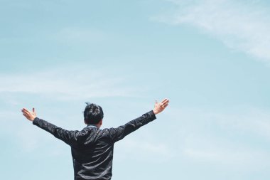 İnsan gökyüzüne yükselir metafor özgürlüğü kavramı günbatımında gökyüzü arkaplanı.