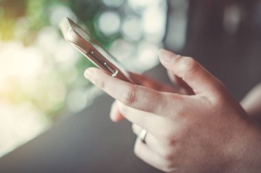 İş, sosyal ağ, kafe iş alanında iletişim kurmak için akıllı telefon kullanan kadın..