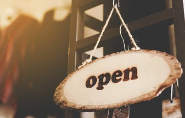 Kafe ya da restoranın girişinde 