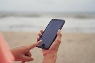 Kadın, iş, sosyal ağ, kafe iş alanında iletişim kurmak için akıllı telefonu kullanıyor.