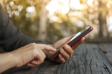 İnsanlar kafeterya geçmişi bulanık akıllı telefon kullanıyor. İş, finans, ticaret hisseleri ve sosyal ağ kavramı.