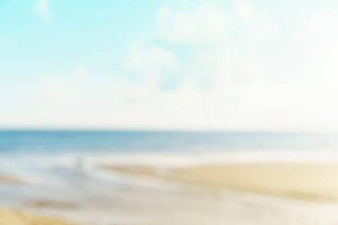 Bulanık yaz Bokeh plajı. Güneş ışığı ve mavi gökyüzü arka planı..